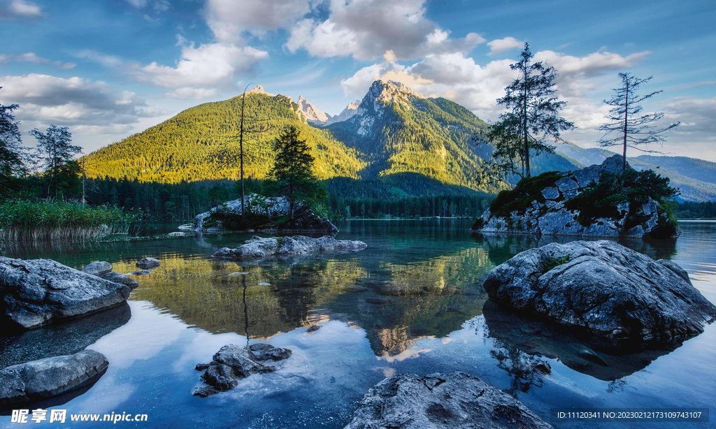 碧翠清幽的国王湖景区风光