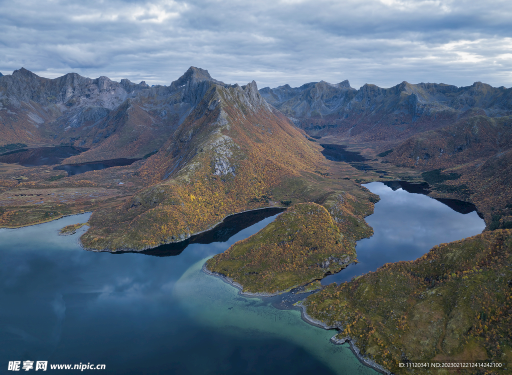 峡湾与绵延不绝的群山