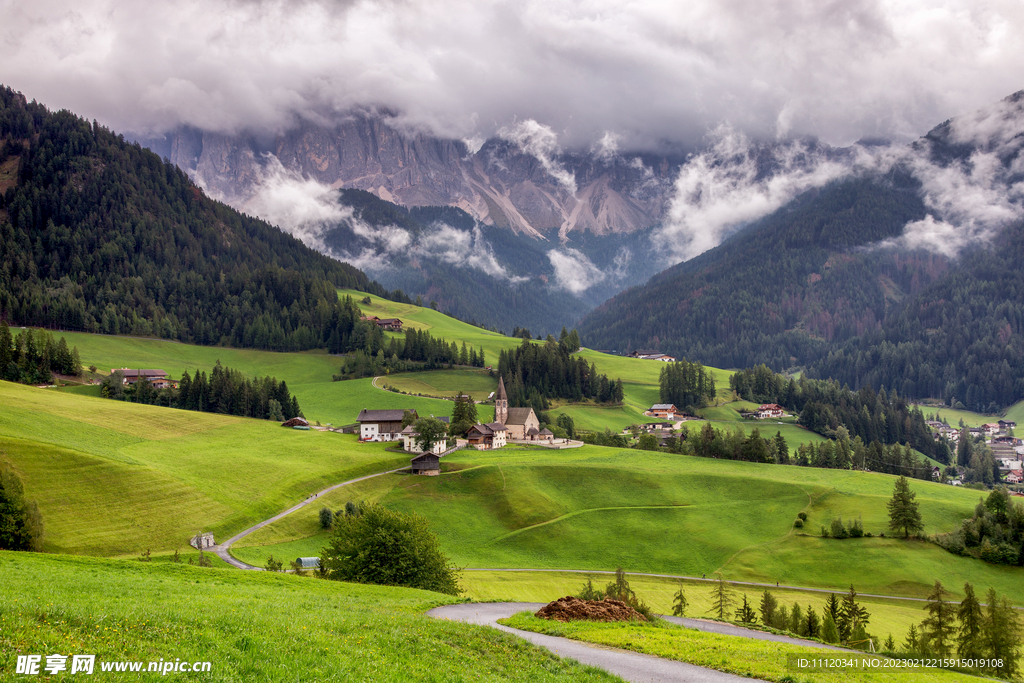 山坡上的树木与房子等摄影