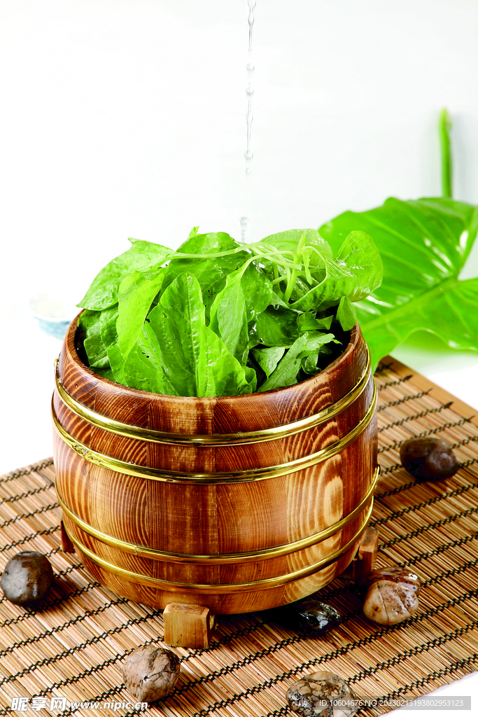 木桶石烹鲜时蔬