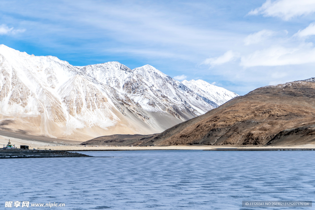 雪山脚下的湖畔