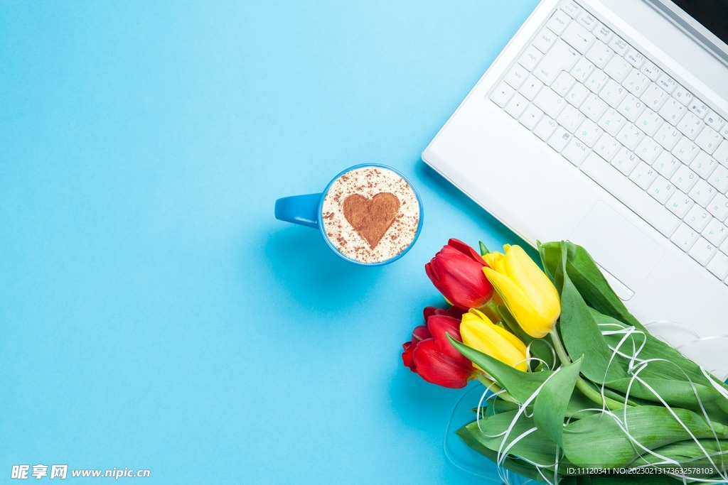 蓝色桌面上的鲜花咖啡