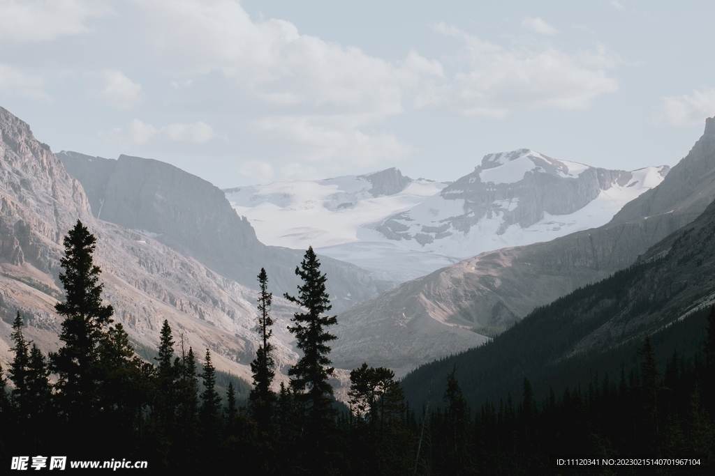 天空白云雪山树木风光