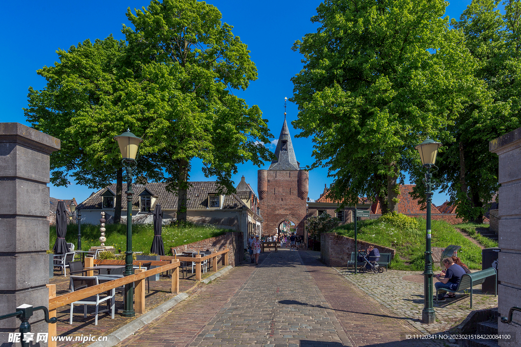 蔚蓝天空城堡树木风光