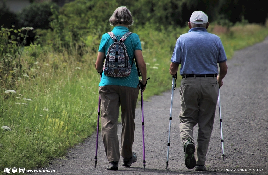 一起户外徒步的老年人