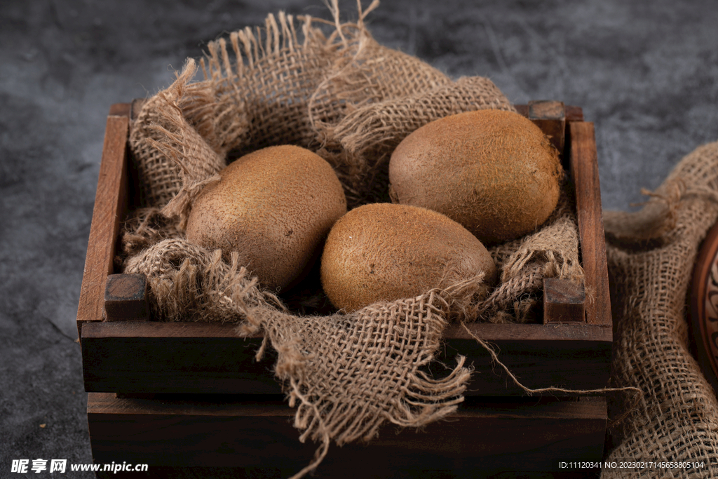 几颗质量上乘的猕猴桃摄影