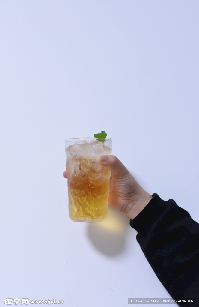 手拿薄荷冰茶