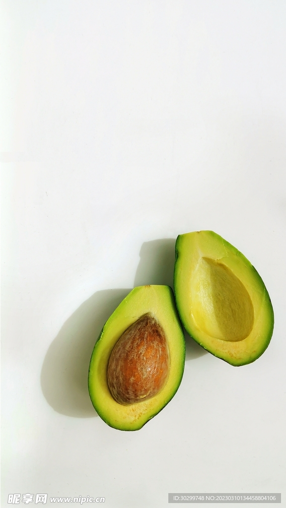 高清白色背景牛油果切开