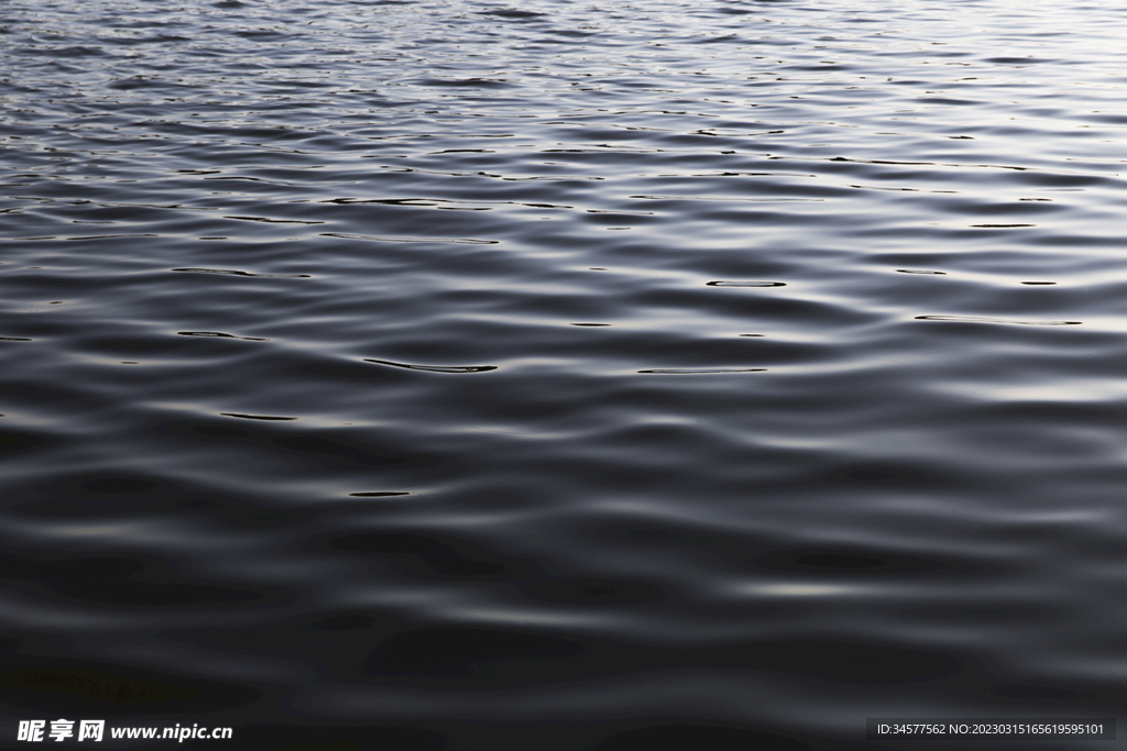 波光粼粼的水面