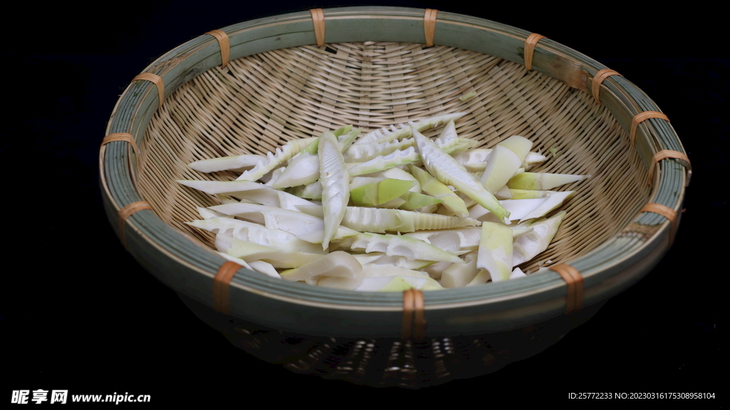 篮子盛装切好的笋