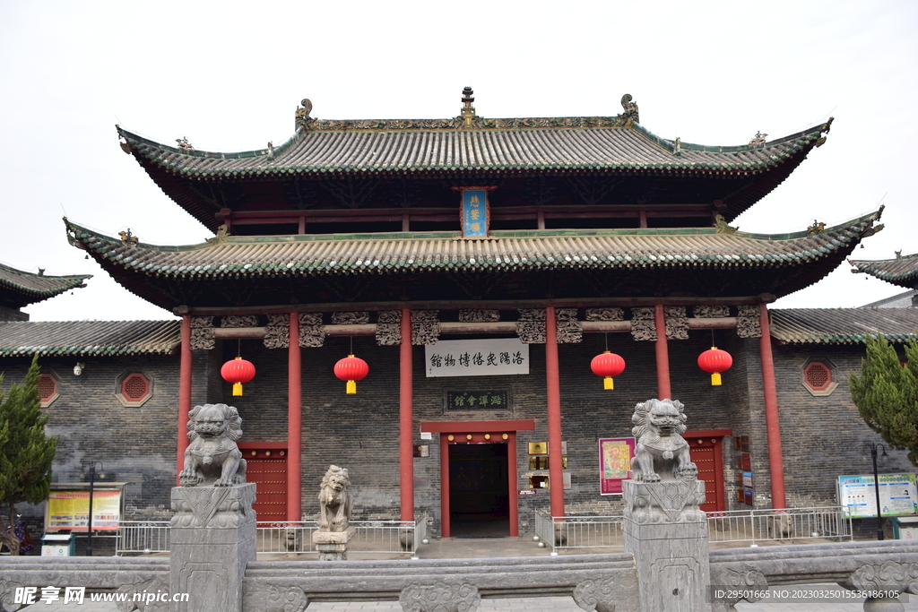 古建筑门口石狮子