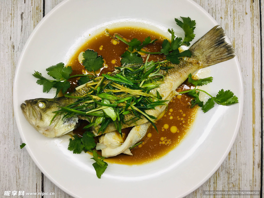 清蒸鲈鱼俯拍