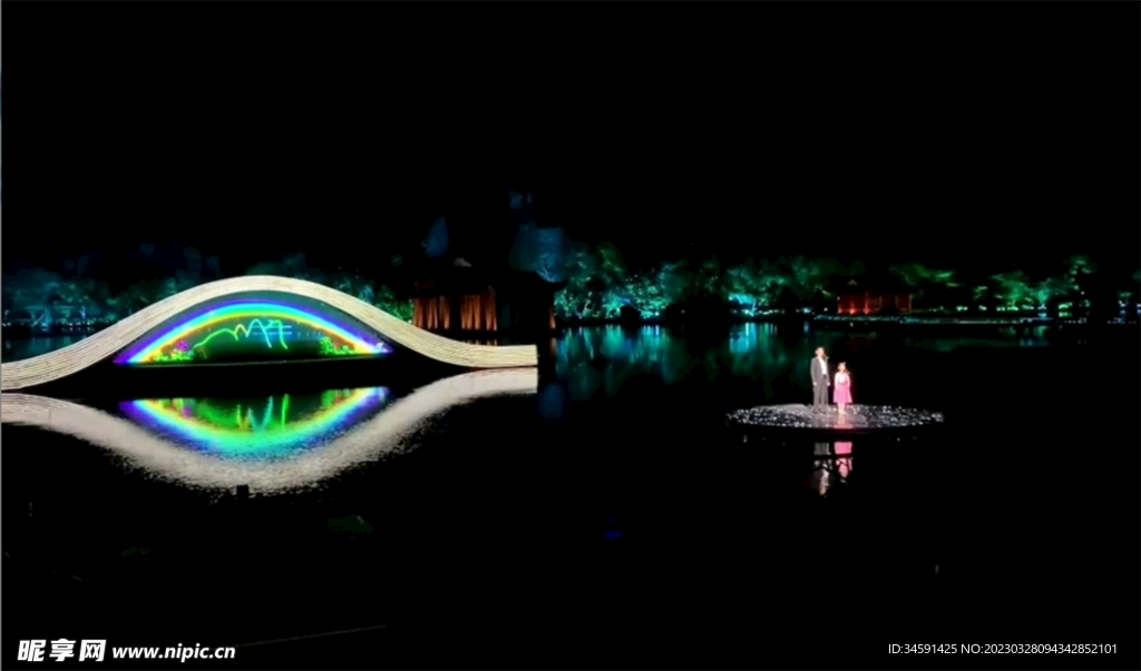 夜晚湖中表演者演唱优美景象拍摄