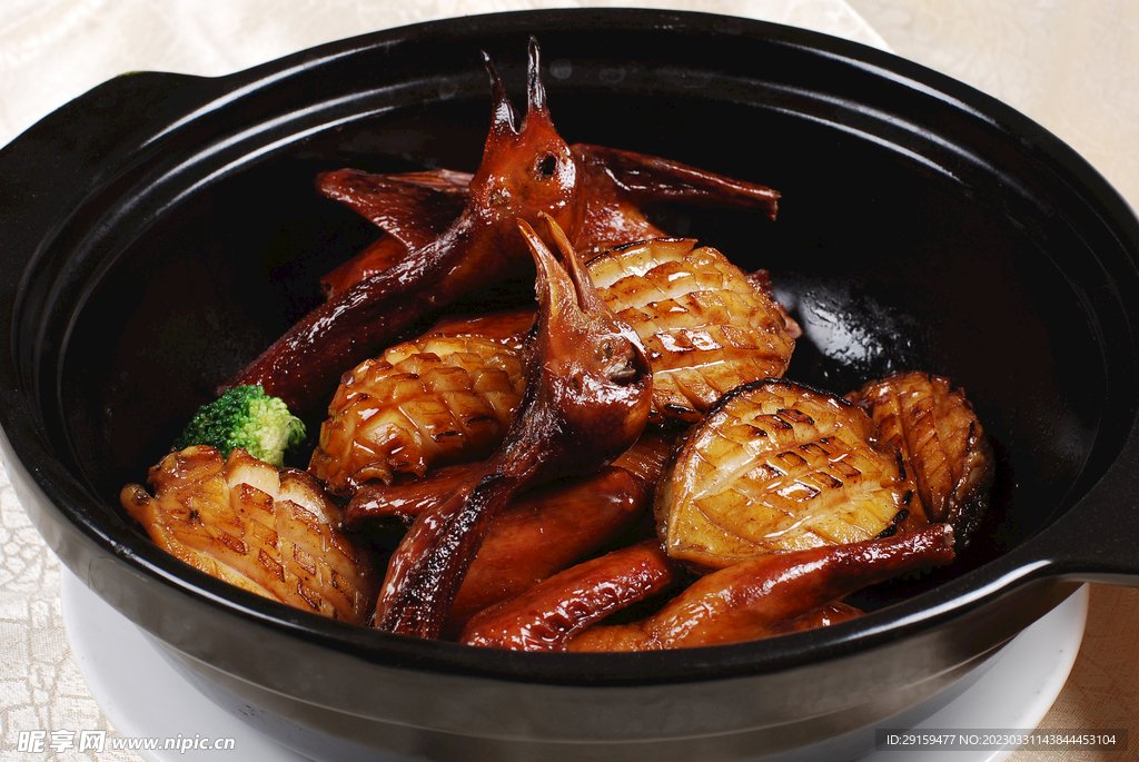 砂锅乳鸽焖鲜鲍