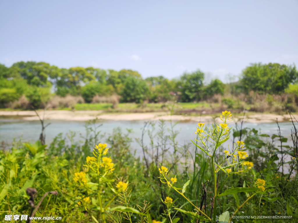 蓝天白云河流小溪