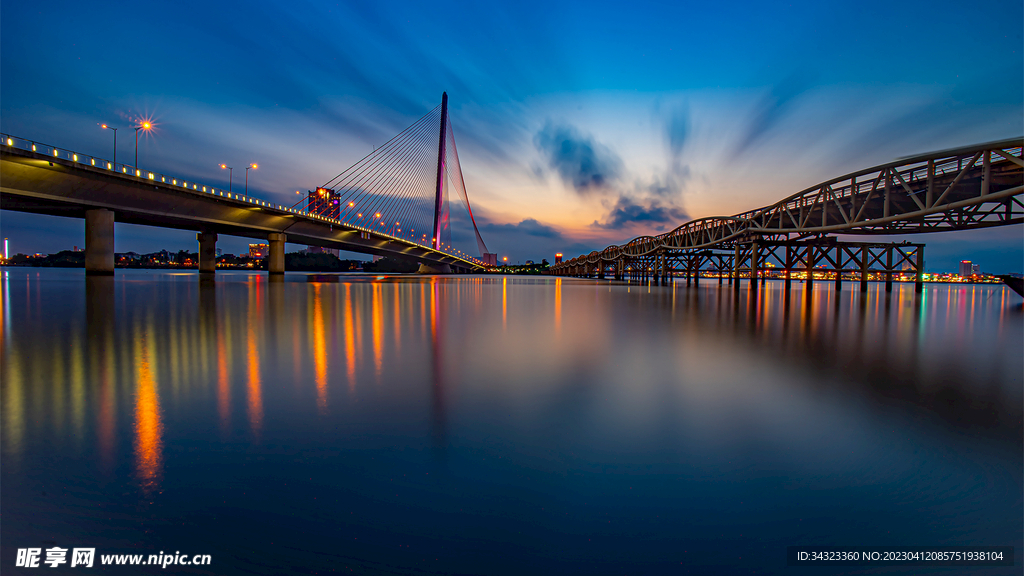 夜晚高架桥水面海天一色