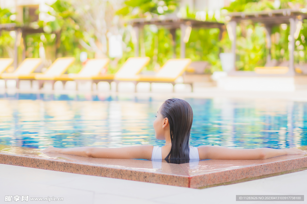 游泳度假休闲