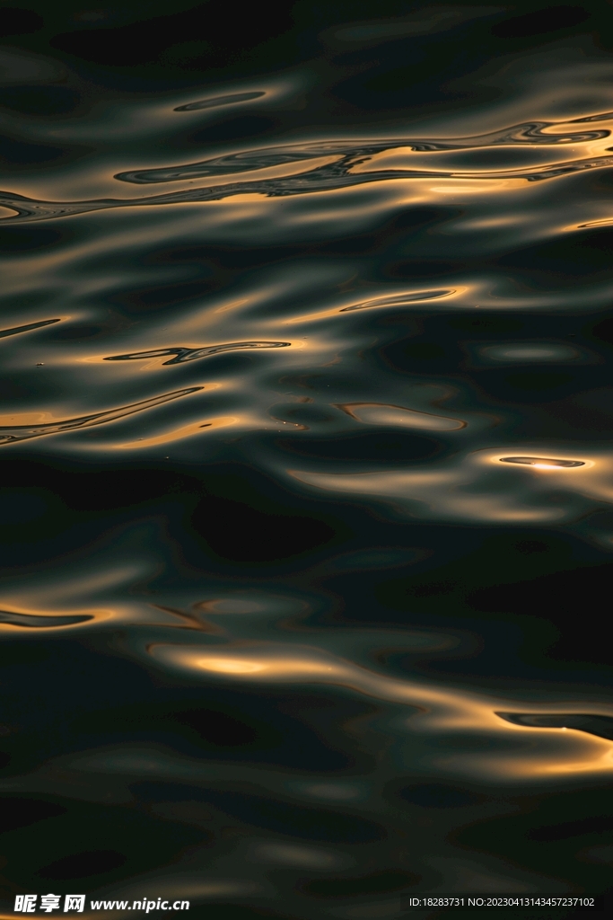 波光琳娜的湖面图片