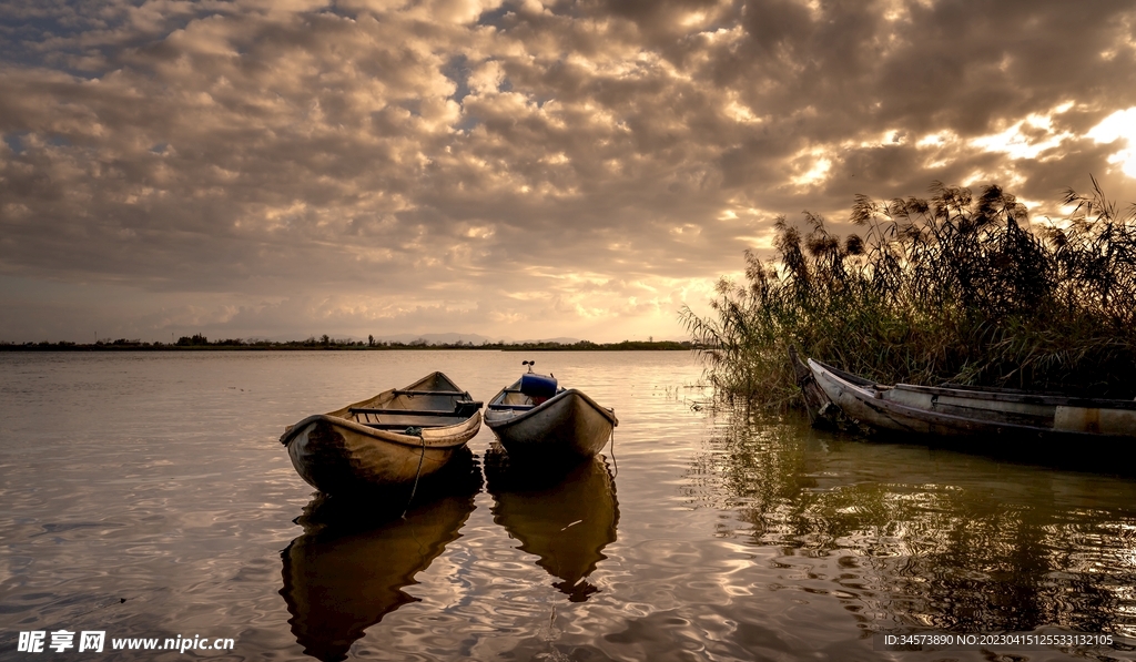 黄昏湖面上的小船
