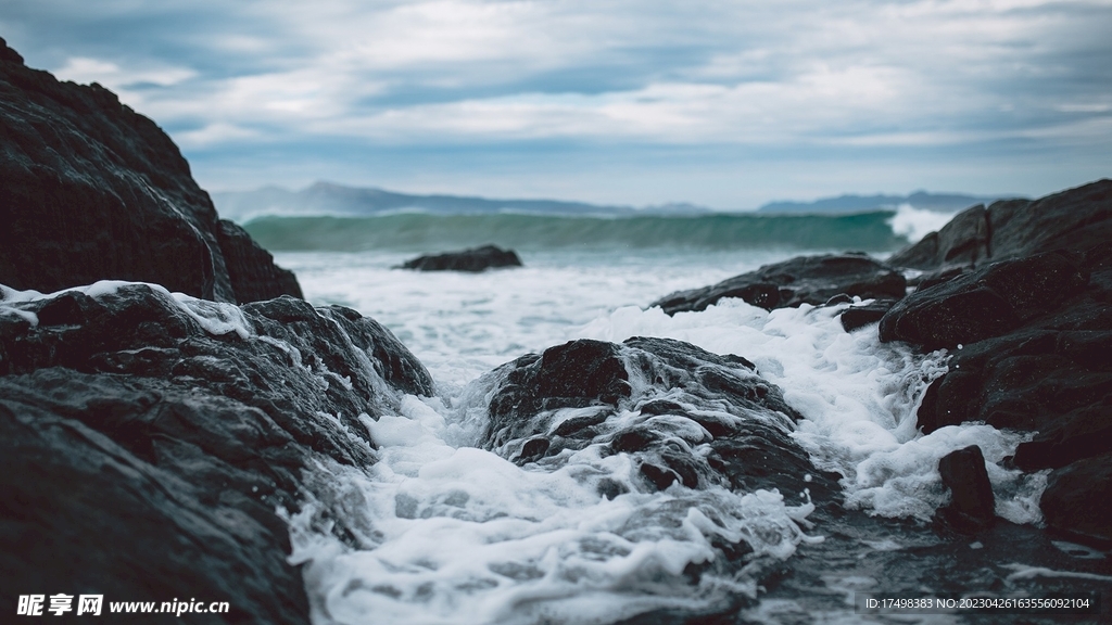 惊涛拍岸