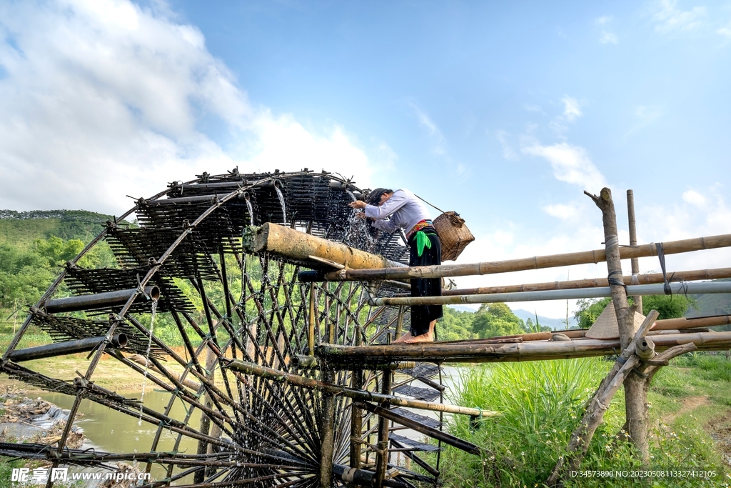 在水车旁梳洗的姑娘