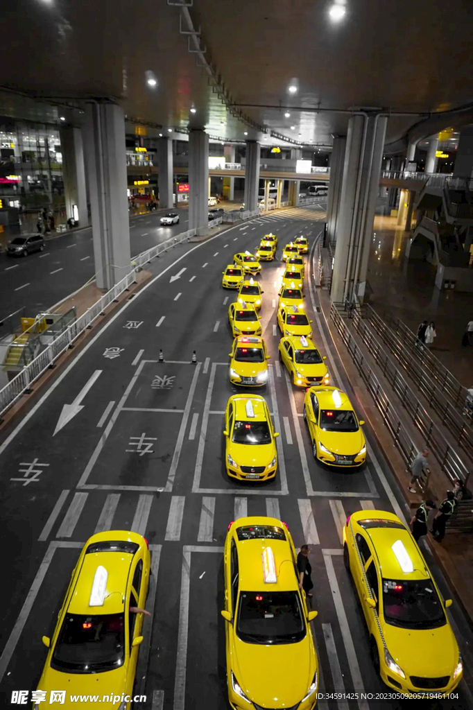 高架桥下黄色出租车