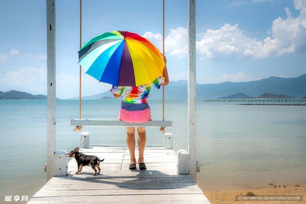 湖边秋千上的背影