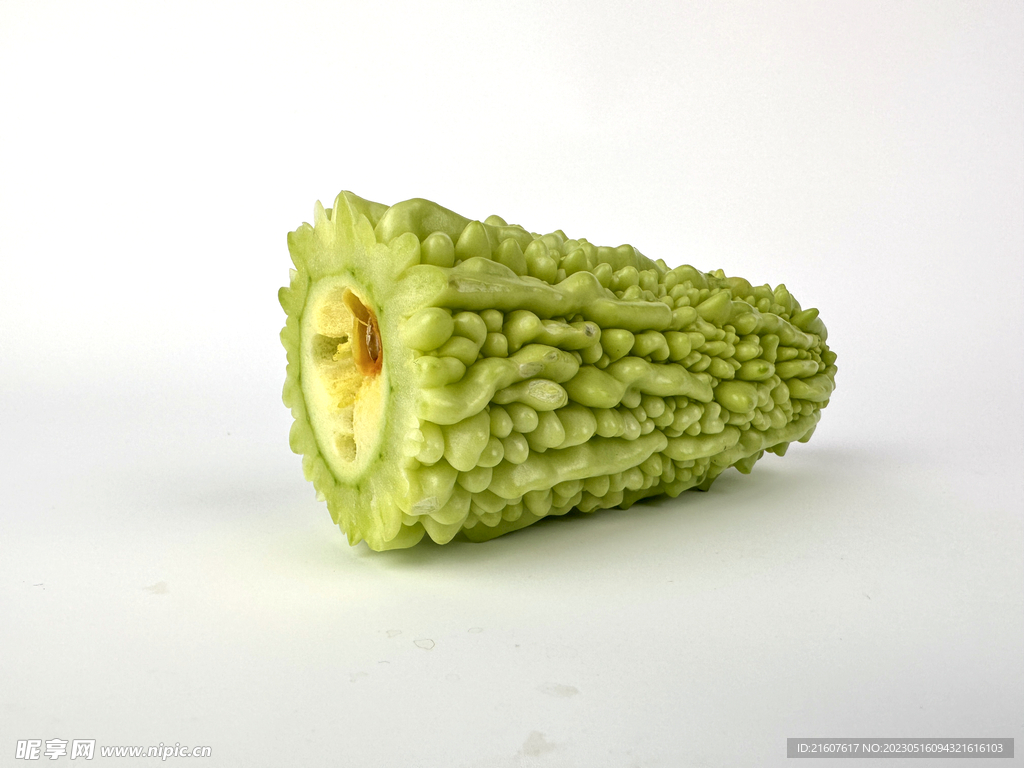 一段新鲜苦瓜白底图