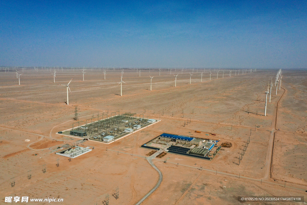 戈壁滩中的风力发电厂