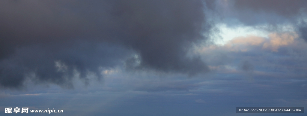 乌云风暴天空