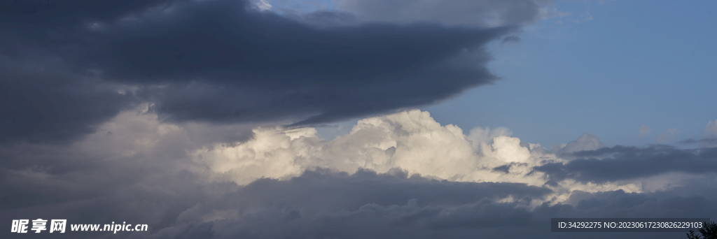 乌云风暴天空