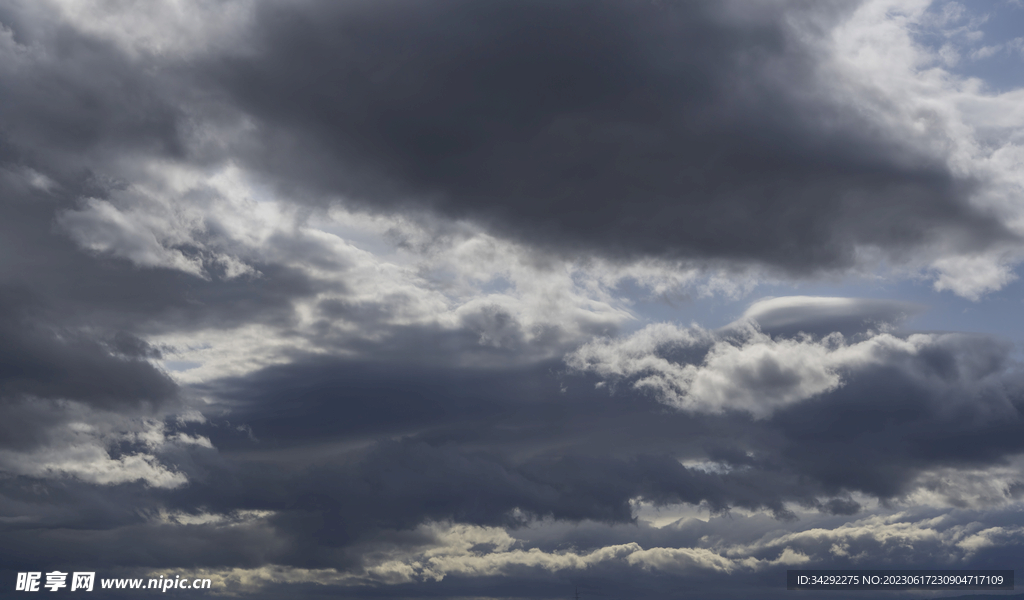 乌云风暴天空