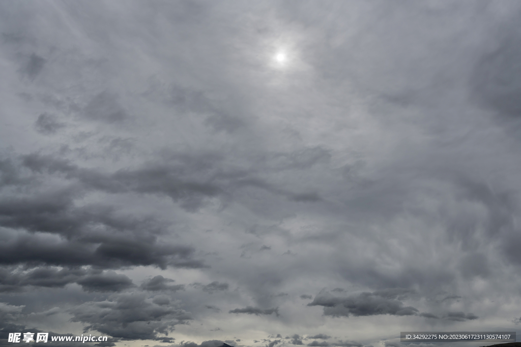乌云风暴天空