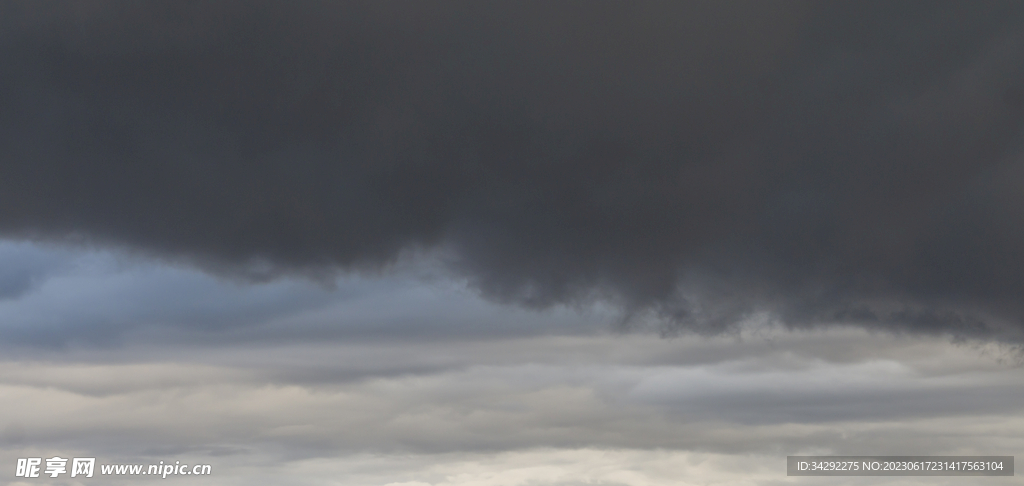 乌云风暴天空