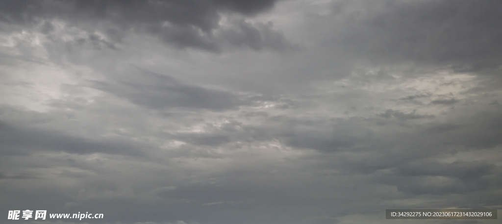 乌云风暴天空
