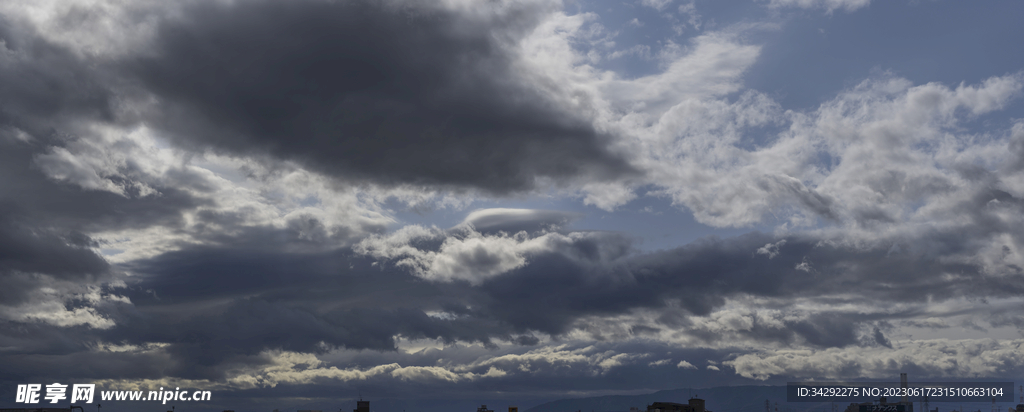 乌云风暴天空
