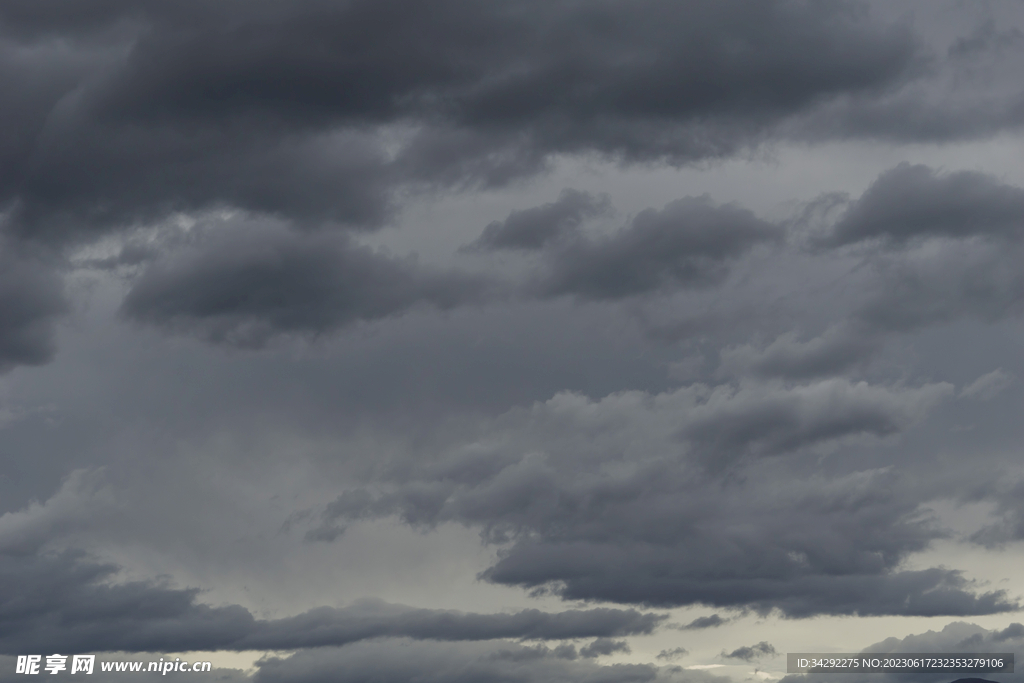 乌云风暴天空