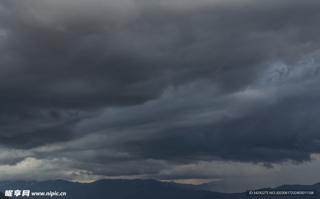 乌云风暴天空