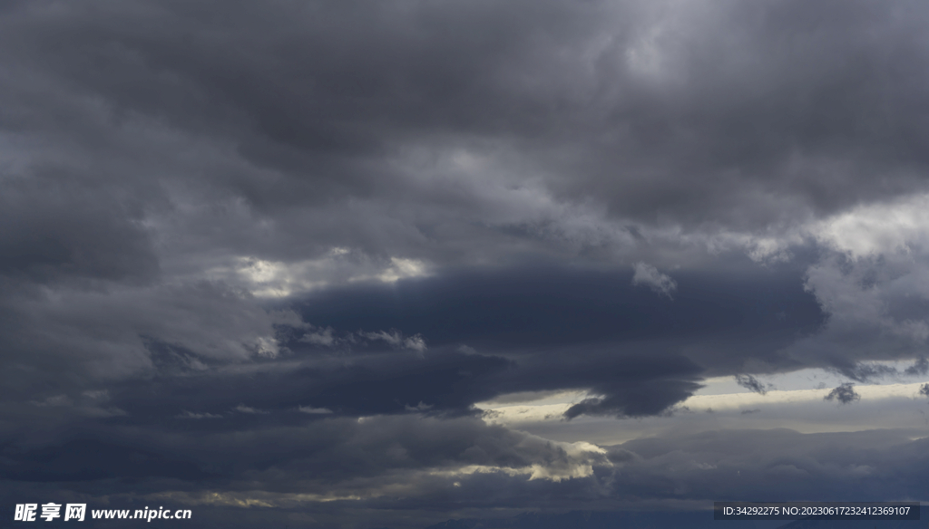乌云风暴天空
