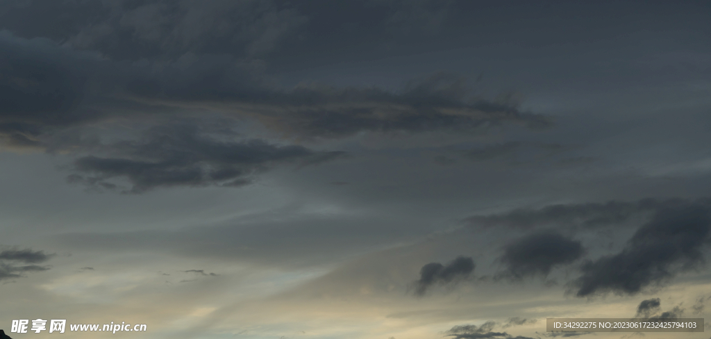 乌云风暴天空