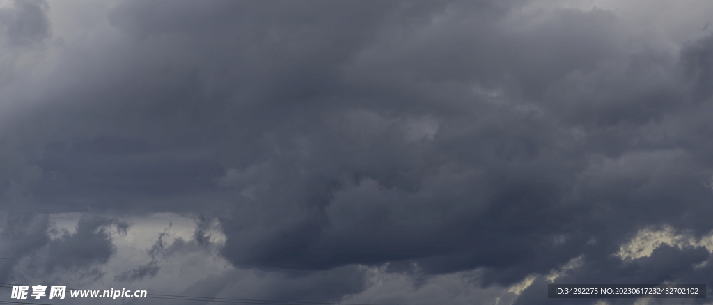 乌云风暴天空