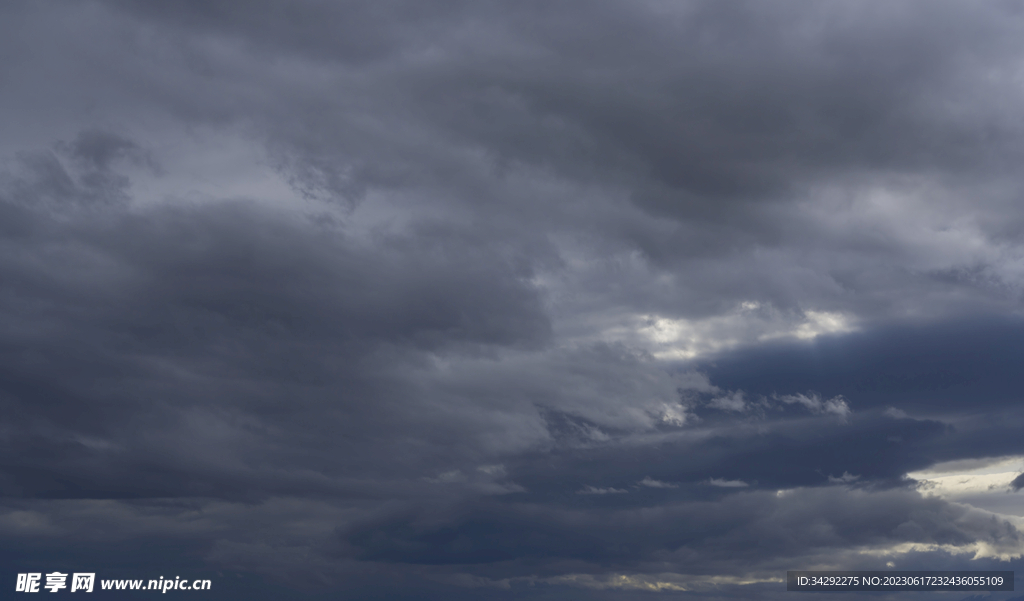 乌云风暴天空