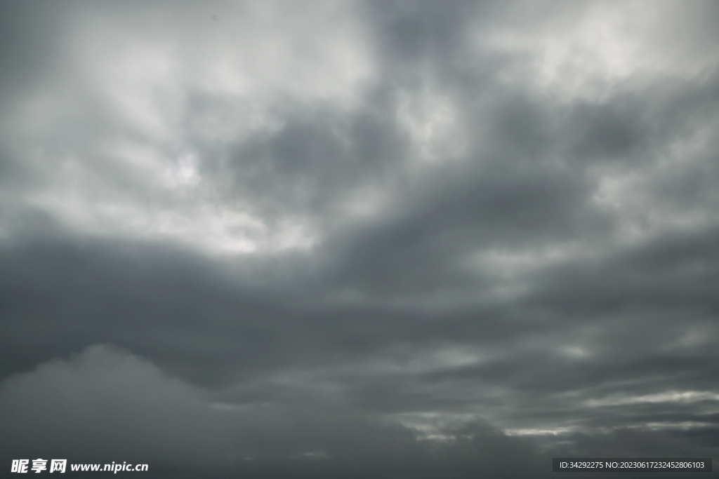 乌云风暴天空