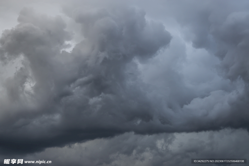 乌云风暴天空