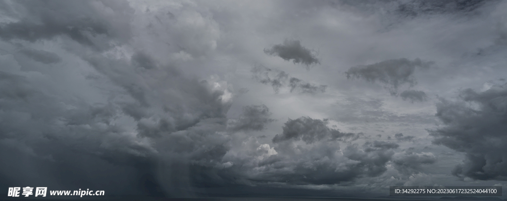 乌云风暴天空