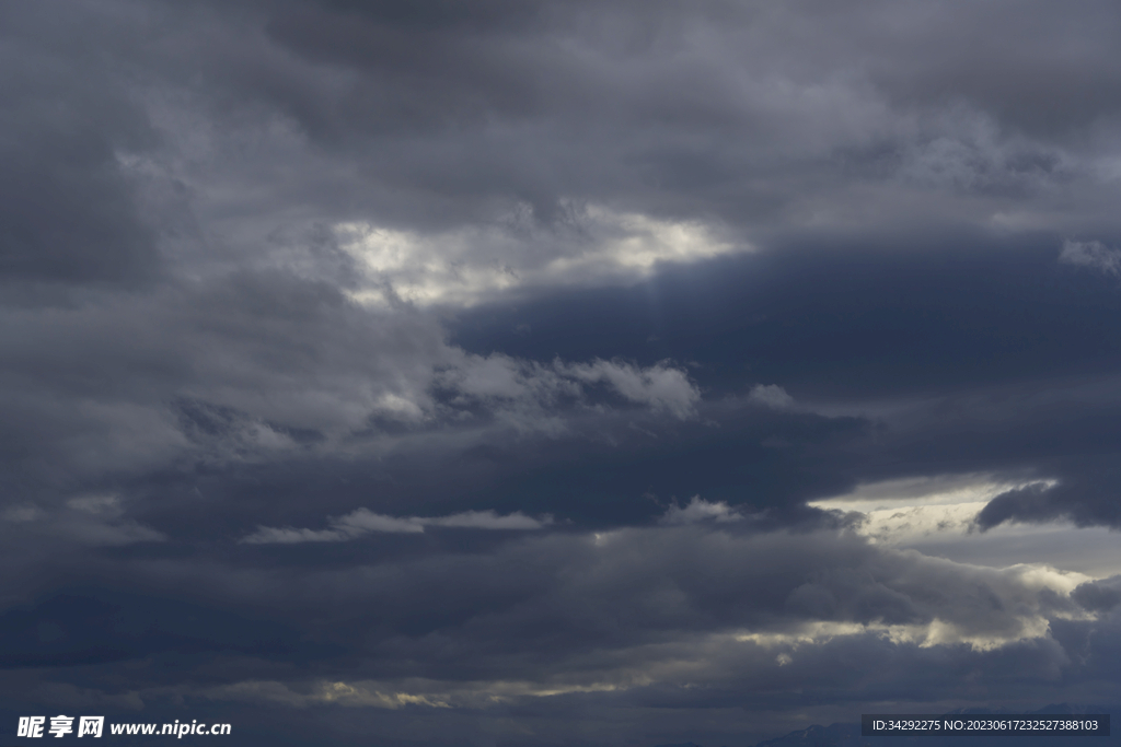 乌云风暴天空