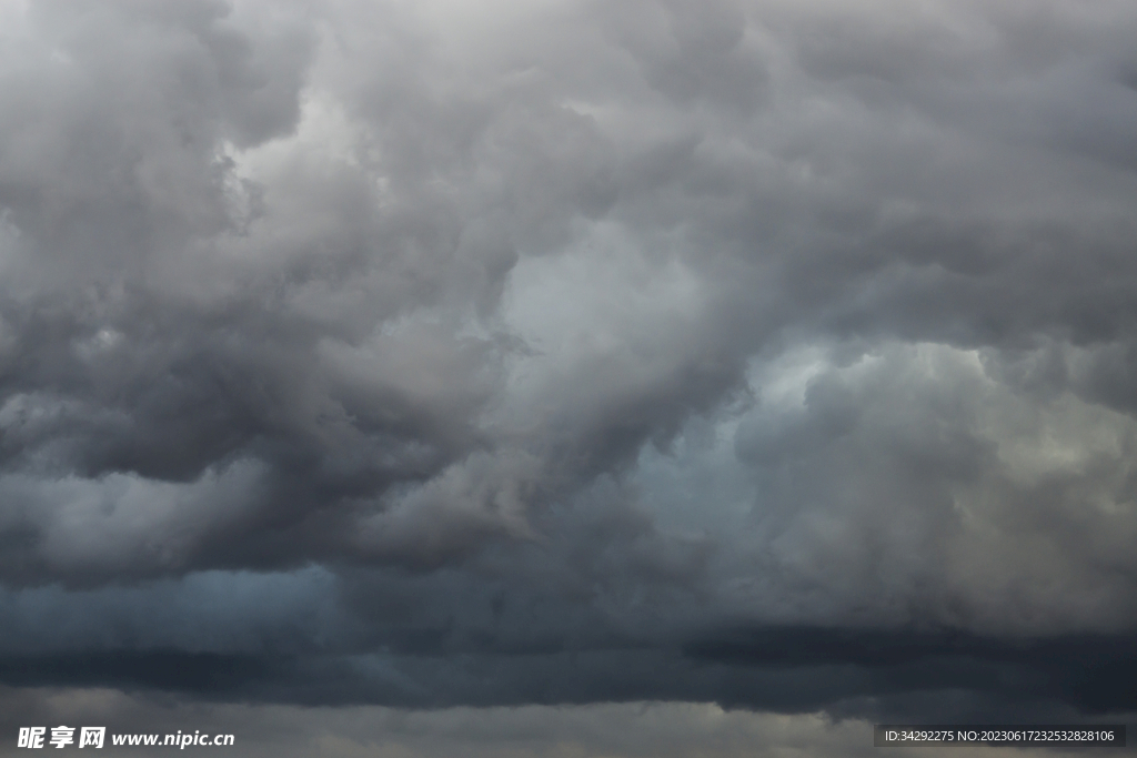 乌云风暴天空