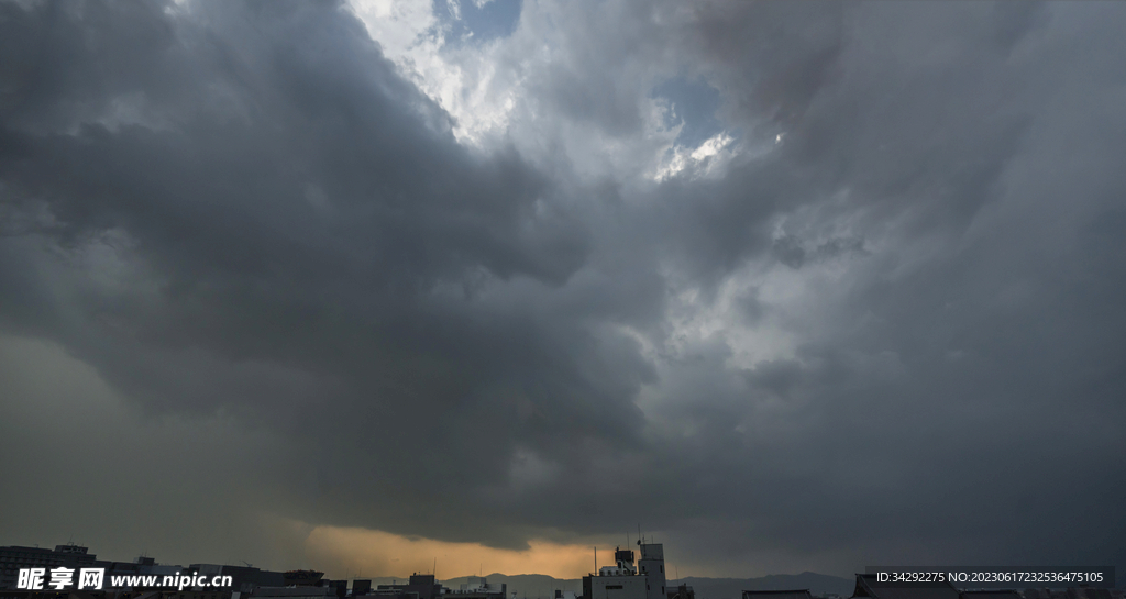 乌云风暴天空
