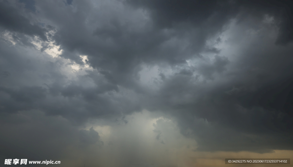乌云风暴天空