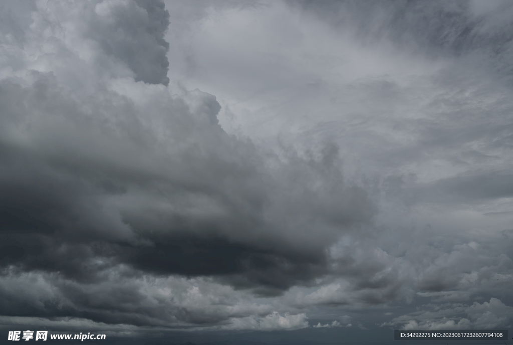 乌云风暴天空